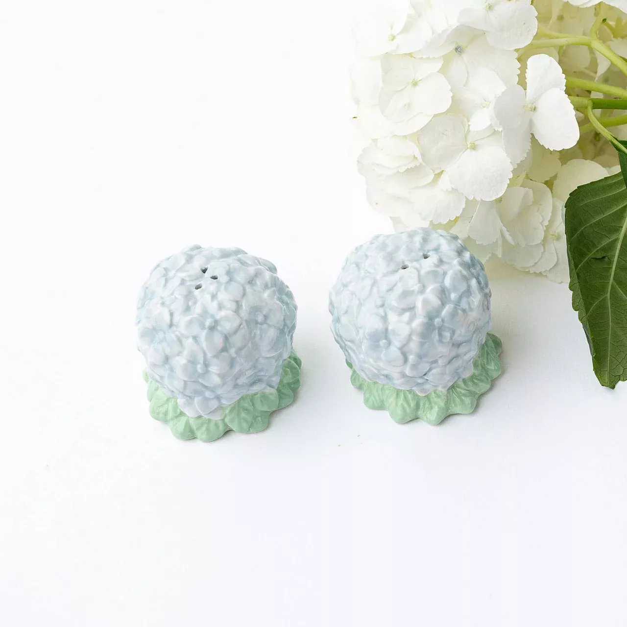 Salt & Pepper Set - Hydrangea